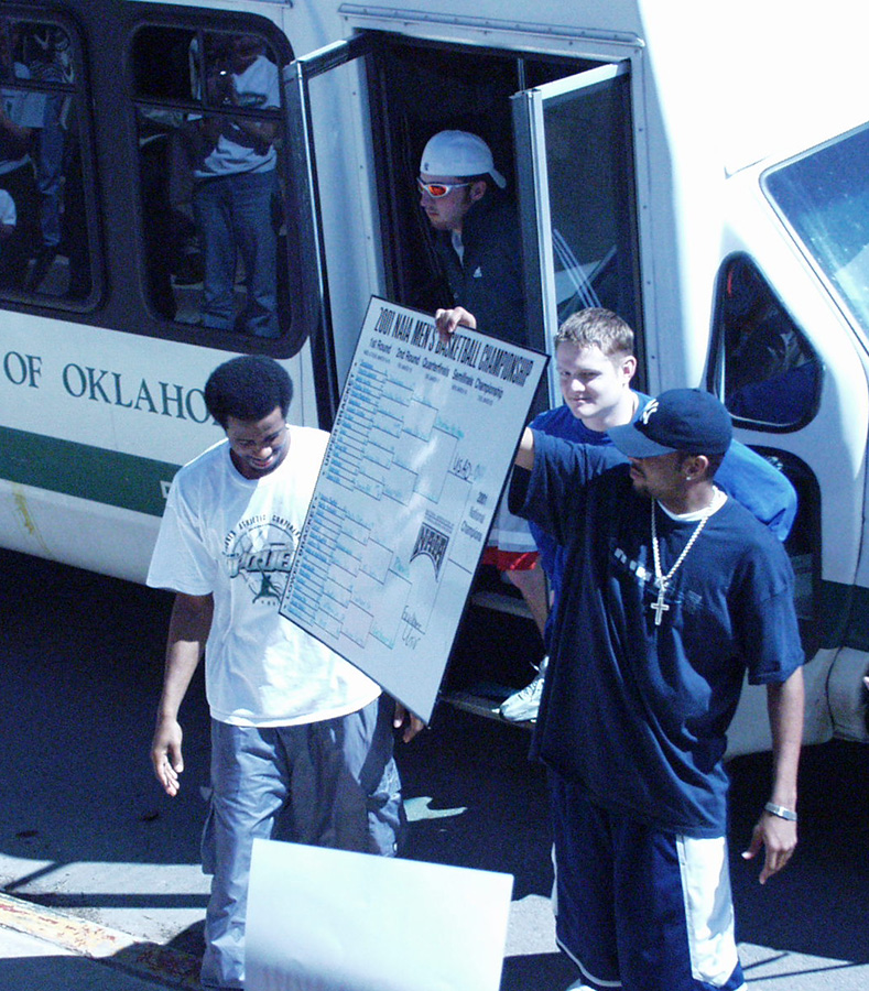 players get off the bus after the losing game